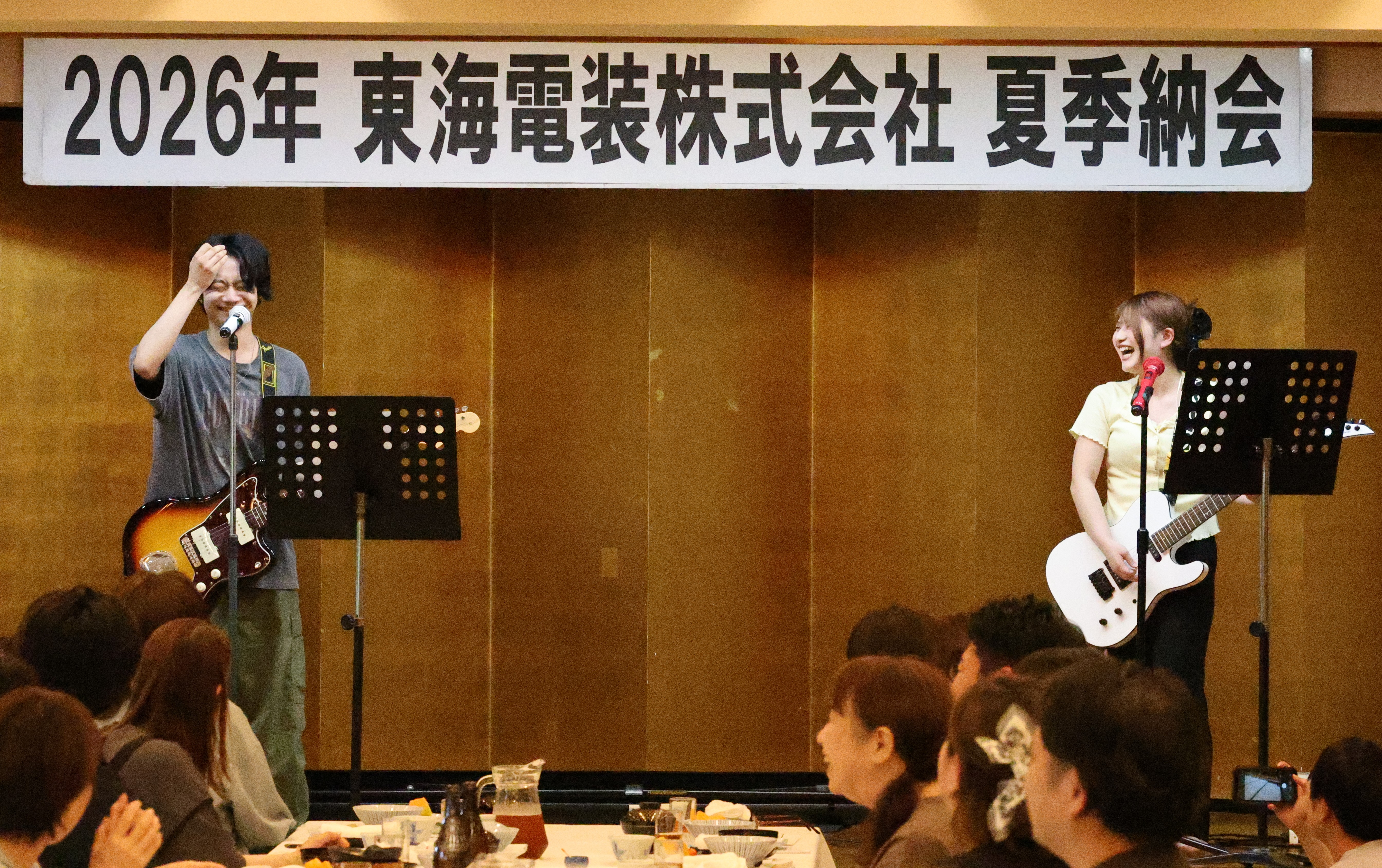 若手社員によるギター生演奏1